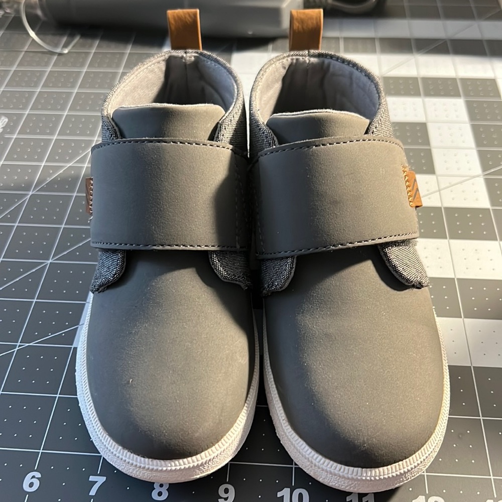 New / never worn dr schools kids shoes size 11